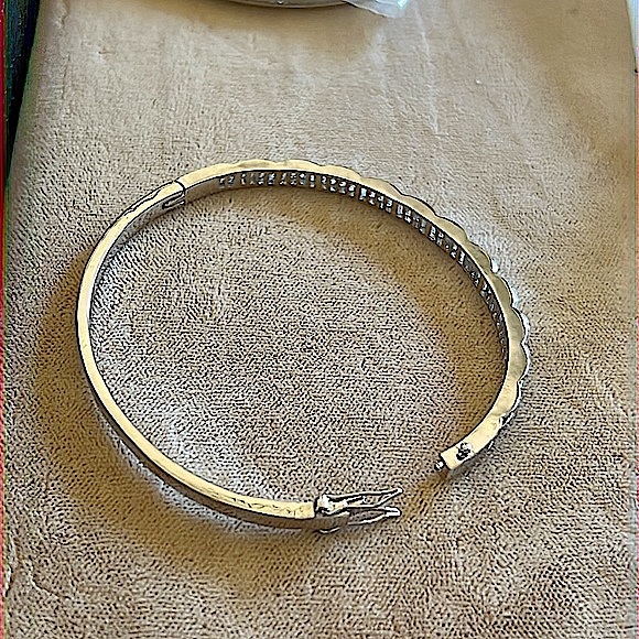 Silver Bangle w/CZ Baguette Crystals - Bridal Jewelry! NWT - Picture 5 of 8